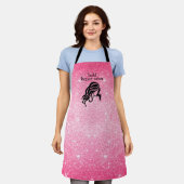 美しいサロン名ホットピンクグリッター+ブラックスタッフ エプロン (着用した状態)