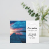 美しいサンセットオンア穏やかな湖誕生日 インビテーションポストカード (スタンド正面)