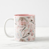 美しいシックなピンクのクリスマスパターン ツートーンマグカップ (左)