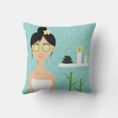 美しいスパウーマンインブルーバスルームイラストレーション クッション (裏面)