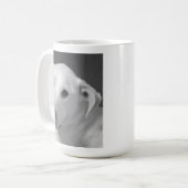 美しいスープに浸かる犬の白黒写真|過去記事 コーヒーマグカップ (正面左)