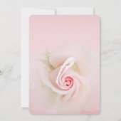 美しいソフトピンクのウェットローズ エレガントなブライダルシャワー 招待状 (裏面)