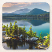 美しいターコイズ湖 山々 松林 スクエアペーパーコースター (正面)