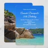美しいトロピカルな海と岩の多い海岸の誕生日 招待状 (正面/裏面)