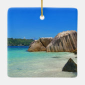 美しいトロピカルな海と岩の多い海岸 セラミックオーナメント (裏面)