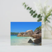 美しいトロピカルな海の岩石海岸 ポストカード (スタンド正面)