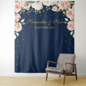美しいネイビーとブッシュピンクの花のボヘミアンスタイルのウェディング タペストリー (インサイチュ)