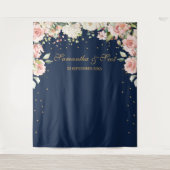 美しいネイビーとブッシュピンクの花のボヘミアンスタイルのウェディング タペストリー (正面)