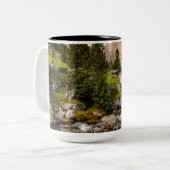 美しいハイキングトレイル川、木と山 ツートーンマグカップ (正面左)
