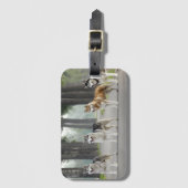 美しいハスキー犬が道を歩く自然 ラゲッジタグ (正面縦)