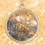 美しいハニービー写真 ゴールドプレートネックレス<br><div class="desc">BEEutiful Honey Beeのマクロ写真サンライトの水からきらめくのびきり。この美しいペンダントのネックレスエレガントに喜ぶ。養蜂家の名前でパーソナライズ。世界にはもっとミツバチが必要だ。JLW_PHOTOGRAPHYによるオリジナル自然撮影。</div>