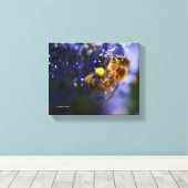 美しいハネビーの上のカリフォルニア薄紫 キャンバスプリント (インサイチュ (ウッドフロア))