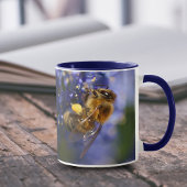 美しいハネビーの上のカリフォルニア薄紫 マグカップ