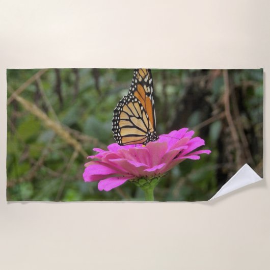 美しいバラの花の上のモンゴルハウスオオカバマダラ ビーチタオル (正面)