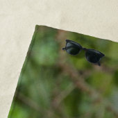 美しいバラの花の上のモンゴルハウスオオカバマダラ ビーチタオル (インサイチュ)