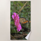 美しいバラの花の上のモンゴルハウスオオカバマダラ ビーチタオル (正面)