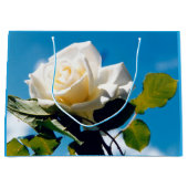 美しいバラは白い空は青 ラージペーパーバッグ (正面)