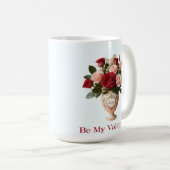 美しいバレンタインデーの花束 青い背景のロマンチックなマグ コーヒーマグカップ (正面右)
