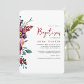 美しいバーガンディーブラッシュフラワーの女の子の洗礼 招待状 (スタンド正面)