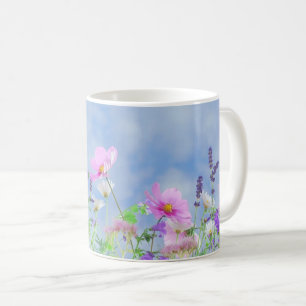 美しいパステルやまねの花が咲く牧草地 コーヒーマグカップ