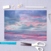 美しいパステルピンクの雲 白い青い空 薄葉紙 (クラフト)