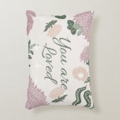 美しいパステル愛されているピンクのフローラスクリプト アクセントクッション (正面(垂直))