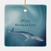美しいパーソナライズされた青いクジラのクリスマス セラミックオーナメント (裏面)