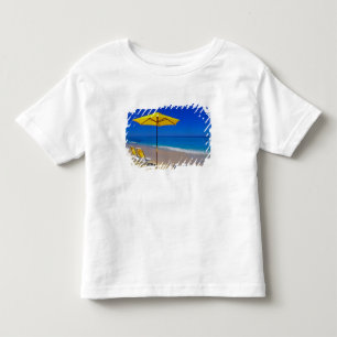 美しいビーチに佇む黄色いビーチパラソルと椅子 トドラーTシャツ