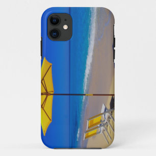 美しいビーチに佇む黄色いビーチパラソルと椅子 iPhone 11 ケース