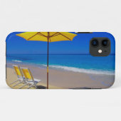 美しいビーチに佇む黄色いビーチパラソルと椅子 Case-Mate iPhoneケース (裏面(横))