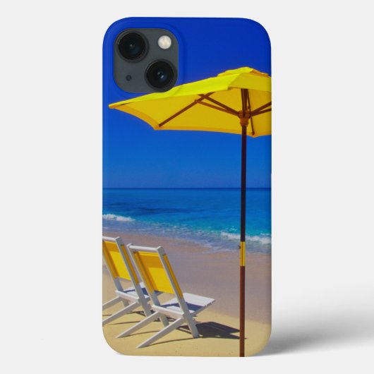 美しいビーチに佇む黄色いビーチパラソルと椅子 Case-Mate iPhoneケース (裏面)