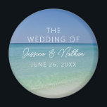 美しいビーチパーソナライズされた写結婚真 マグネット<br><div class="desc">この美パーソナライズされたしいビーチ結婚式マグネットは、夏の間に海岸で行われる目的地の結婚式のための海地平線の穏やかな写真を特徴とする。この写真で島の海辺の午後に訪れたい人に、この美しいトロピカルお気に入りのな雰囲気をお楽しみくかわいらしださい。高級海岸の外観のためのシックな白いスクリプトで完成。</div>