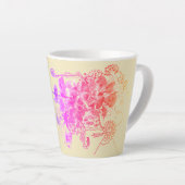 美しいピンクと紫のフローラ カフェラテマグ (右アングル)