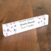 美しいピンクと青の蝶モノグラム デスクネームプレート (側面)