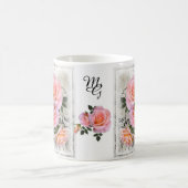 美しいピンクのバラとモノグラム コーヒーマグカップ (中央)