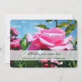 美しいピンクのバラの花が青い空に。 休日 招待状 (裏面)