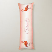 美しいピンクのフラミンゴがライトコーラルピンクに  ボディピロー (裏面 (縦))