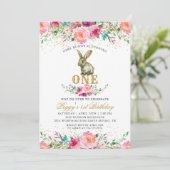 美しいピンクのフローラバニー1st誕生日の写真 招待状 (スタンド正面)