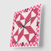 美しいピンクの水玉模様によってキルトにされる一見 スクエア壁時計 (傾斜)