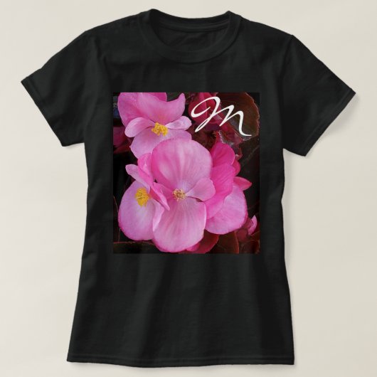 美しいピンクの花の写真ファンシーイニシャル Tシャツ (デザイン正面)