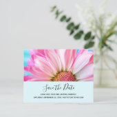 美しいピンクの花の写真結婚式の日付を保存 インビテーションポストカード (スタンド正面)