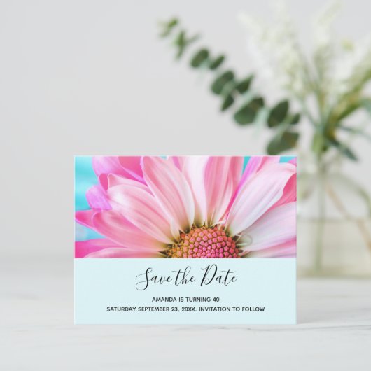 美しいピンクの花クローズアップ写真デートを保存 インビテーションポストカード (スタンド正面)