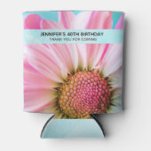 美しいピンクの花クローズアップ写真誕生日 缶クーラー (正面)