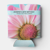 美しいピンクの花クローズアップ写真誕生日 缶クーラー (裏面)