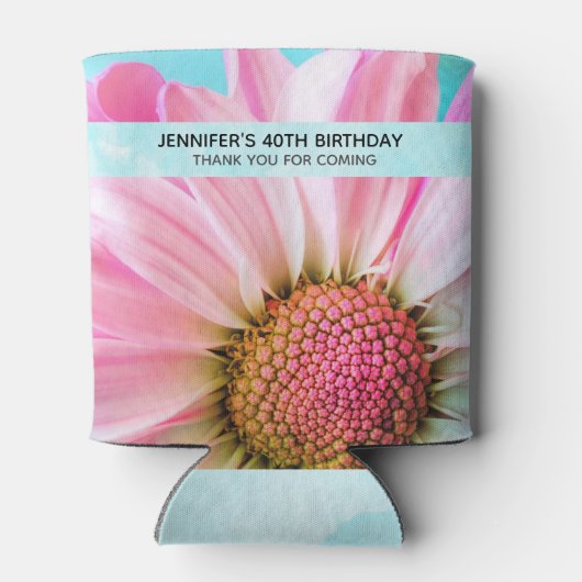 美しいピンクの花クローズアップ写真誕生日 缶クーラー (裏面)