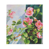 美しいピンクの赤い白いバラの水色のフローラ ノートパッド (正面)