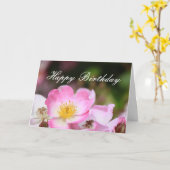 美しいピンクの野生のバラの花ハッピーバースデー カード (黄色い花)