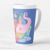 美しいピンクの髪のマーメイド遊が魚を抱きしめている カフェラテマグ (右アングル)