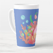 美しいピンクの髪のマーメイド遊が魚を抱きしめている カフェラテマグ (左アングル)