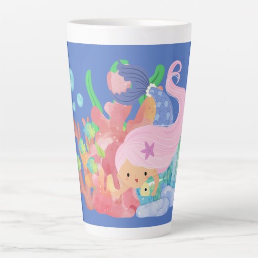 美しいピンクの髪のマーメイド遊が魚を抱きしめている カフェラテマグ (正面)